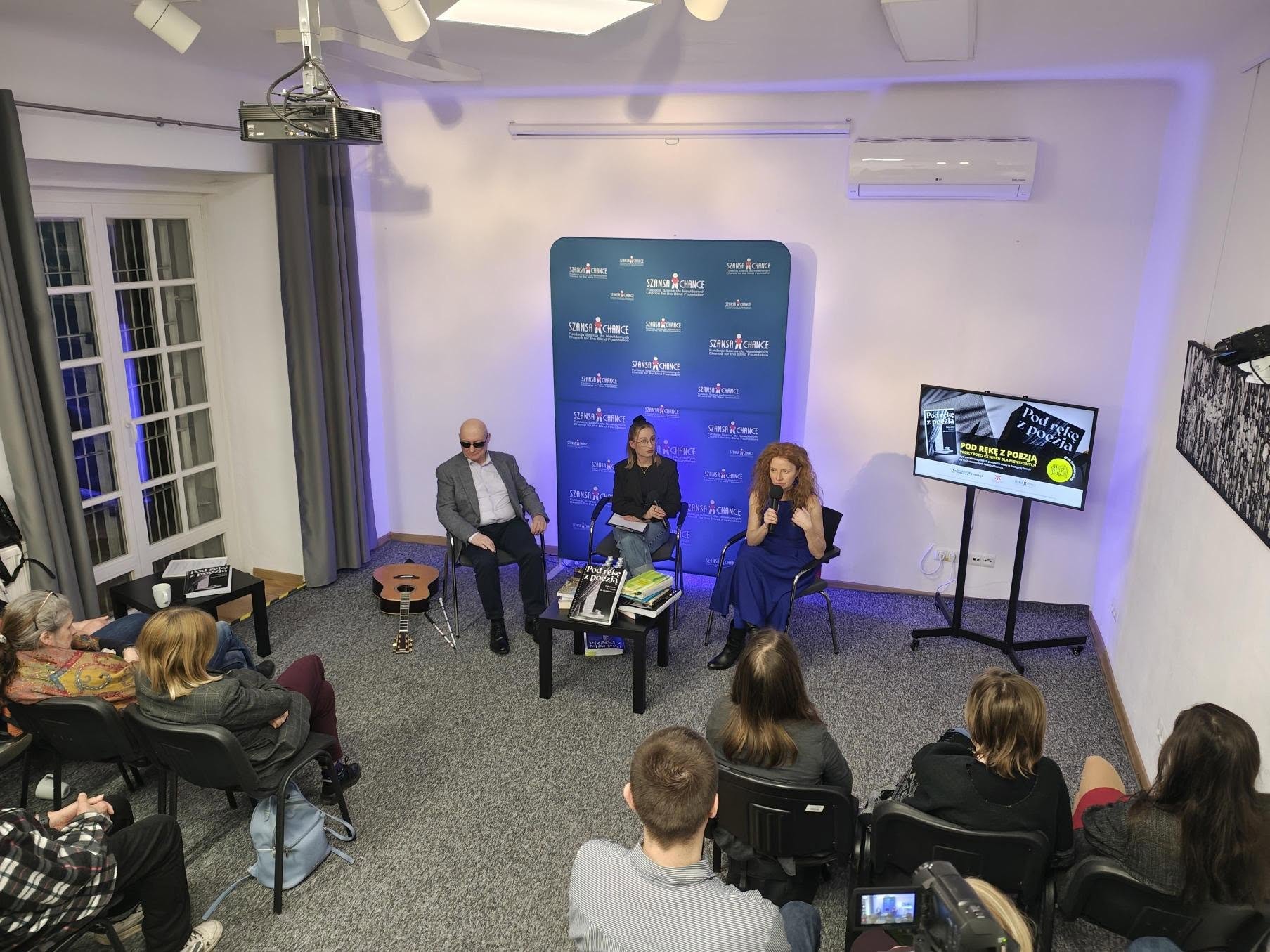 spotkanie promocyjne książki "Z poezją pod rękę"