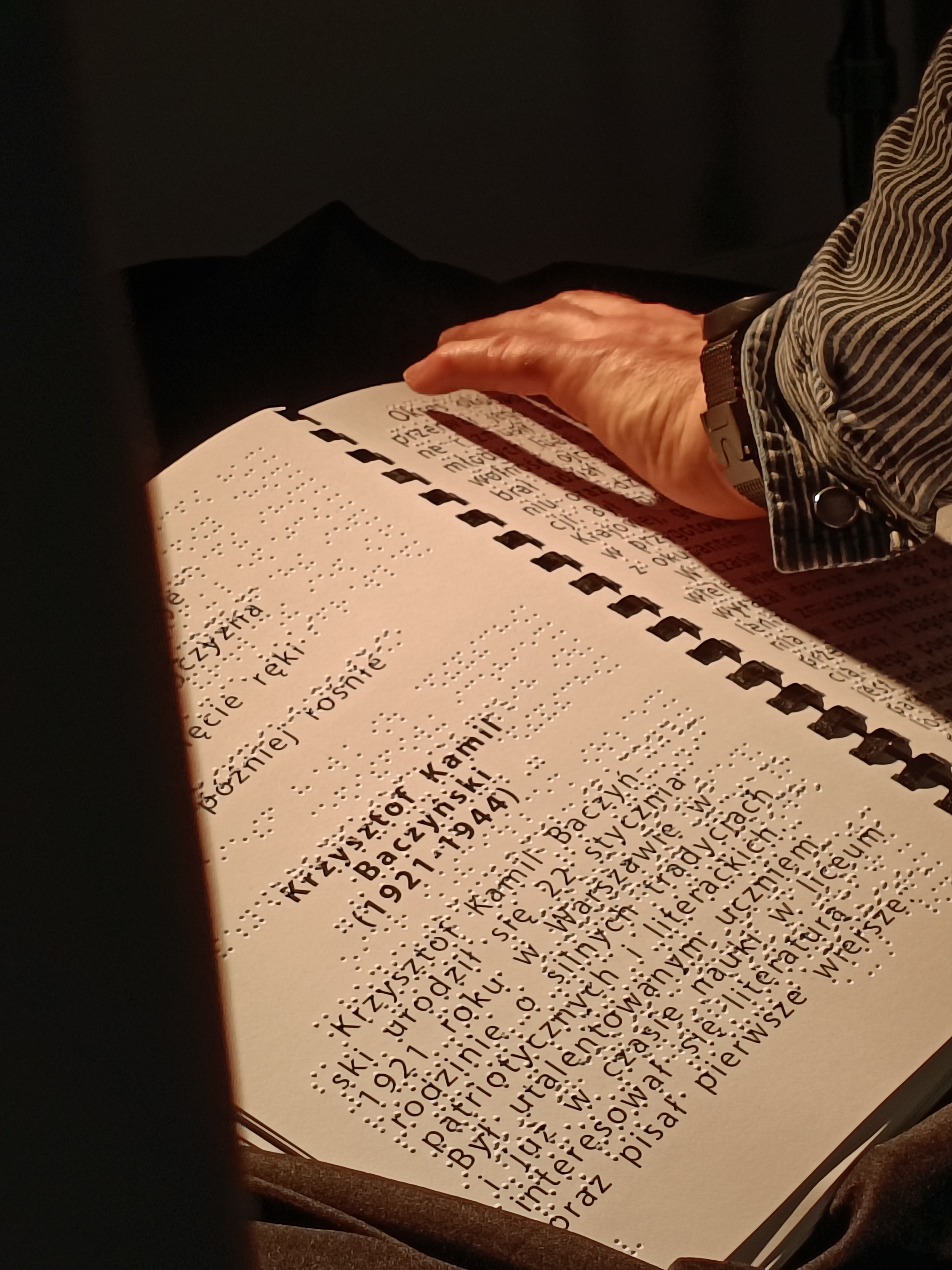 strona książki w druku transparentnym, nota biograficzna Krzysztofa Kamila Baczyńskiego