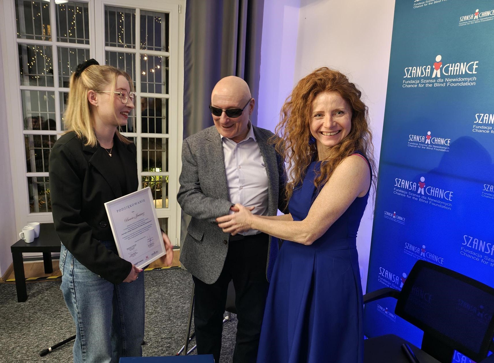 prezes Fundacji Marek Kalbarczyk, redaktor Beata Jewiarz i pomysłodawczyni projektu "Pod rękę z poezją" Ewelina Mirocha